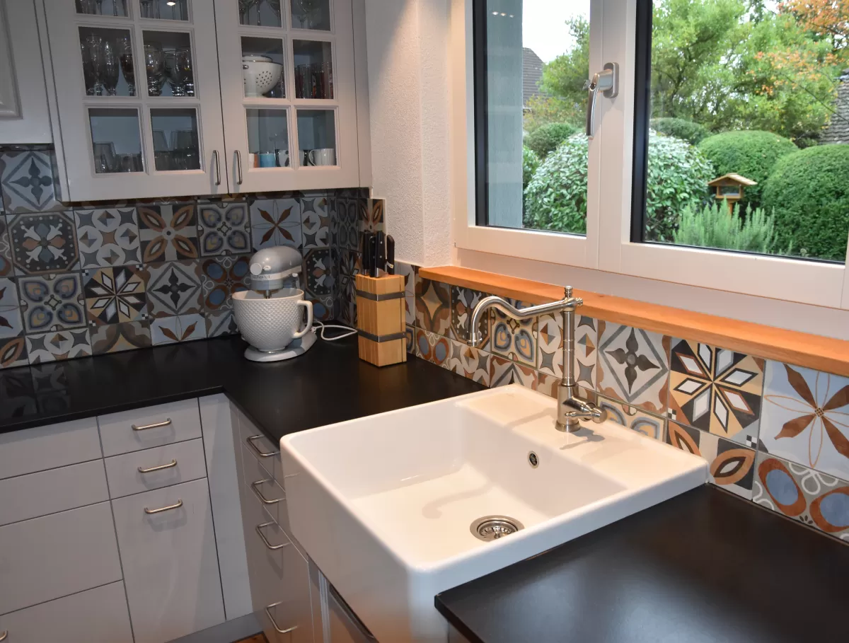 Neubau Küche im Landhausstil. Der Landhausdiele beschreibt einen ganz eigenen Bau-  und Einrichtungsstil. Viele verbinden ihn mit emotionalen, nostalgischen Landleben. Manche verbinden ihn auch mit schönen Urlauben am Land.