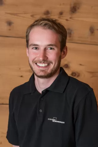 Jan Bucher aus Hasle LU ist gelernter Schreiner und Mitarbeiter von der Schreinerei Eichenberger GmbH aus Trub. Hat die Weiterbildung Avor & Planung mit einer super Note bestanden. Arbeitet bei uns als Projektleiter und ist gleichzeitig auch in der Werkstatt und auf dem Bau anzutreffen.