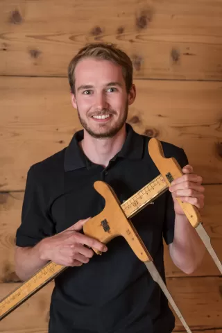 Jan Bucher aus Hasle LU ist gelernter Schreiner und Mitarbeiter von der Schreinerei Eichenberger GmbH aus Trub. Hat die Weiterbildung Avor & Planung mit einer super Note bestanden. Arbeitet bei uns als Projektleiter und ist gleichzeitig auch in der Werkstatt und auf dem Bau anzutreffen.