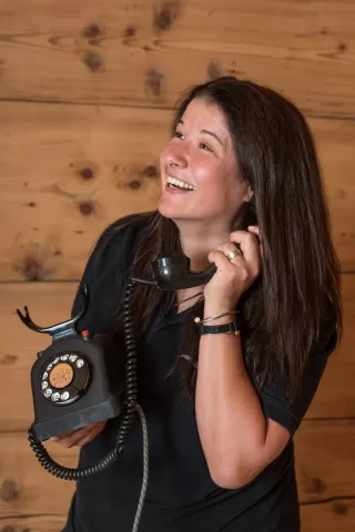 Brigitte Eichenberger aus Trub gelernte Kauffrau (Lehrzeit Kambly SA, Trubschachen) arbeitet 40% im Büro der Schreinerei Eichenberger GmbH in Trub. Ist die Frau von Christian Eichenberger Geschäftsführer. Brigitte ist zuständig für die Personal und Marketingabteilung. Hat auch das ganze Soziale Medien unter sich. Brigitte ist eidgenössisch diplomierte Marketingfachfrau.