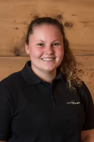 Severine Moser aus Trubschachen ist gelernte Schreinerei bei der Schreinerei Eichenberger GmbH. Severine lebt mit ihrem Partner im Eggiwil. Die Lehre hat Severine letztes Jahr mit der Bestnote abgeschlossen. Dafür bekam Severine als Geschenk einen gravierten Holzhoben. Severine ist 100% als Bankschreinerin und Bauschreinerin bei uns angestellt.