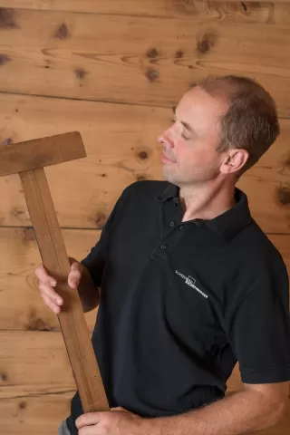 Rudolf Ramseier ist gelernter Schreiner und Arbeiten in der Schreinerei Eichenberger GmbH in Trub als Avor und Projektleiter. Rudolf wuchs in Trubschachen auf. Heute lebt er mit seiner fünfköpfigen Familie im Schangnau Emmental. Rudolf und Christian haben zusammen die Gewerbeschule in Langnau besucht und kenne sich bestens. Rudolf arbeitet bei uns 60%, die restlichen 40% arbeitet Rudolf als Werklehrer bei der Schule Trub-, Trubschachen.
