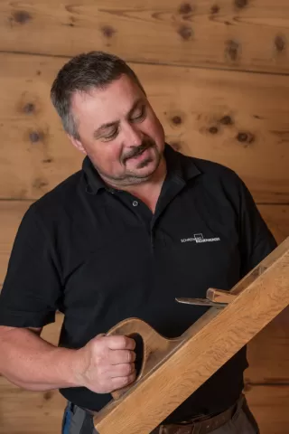Rudolf Wermuth aus Langnau im Emmental arbeitet 100% als Schreiner bei der Schreinerei Eichenberger GmbH. Rudolf ist ein langjähriger Mitarbeiter. Hat auch schon vieles gesehen und kann sein Wissen gut einbringen. 